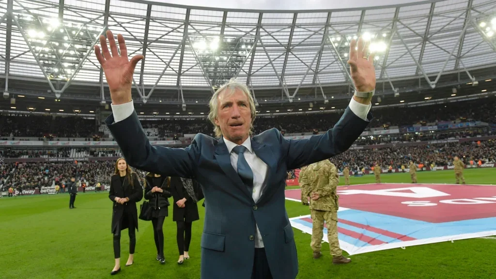 Billy Bonds waves to the West Ham crowd
