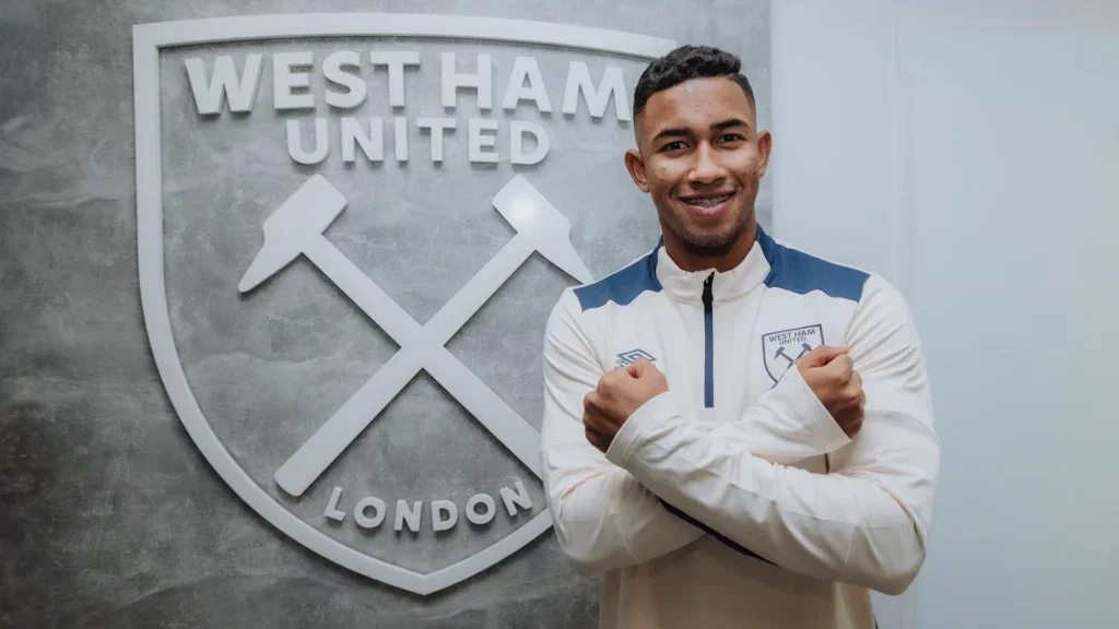 La Madrid poses for West Ham