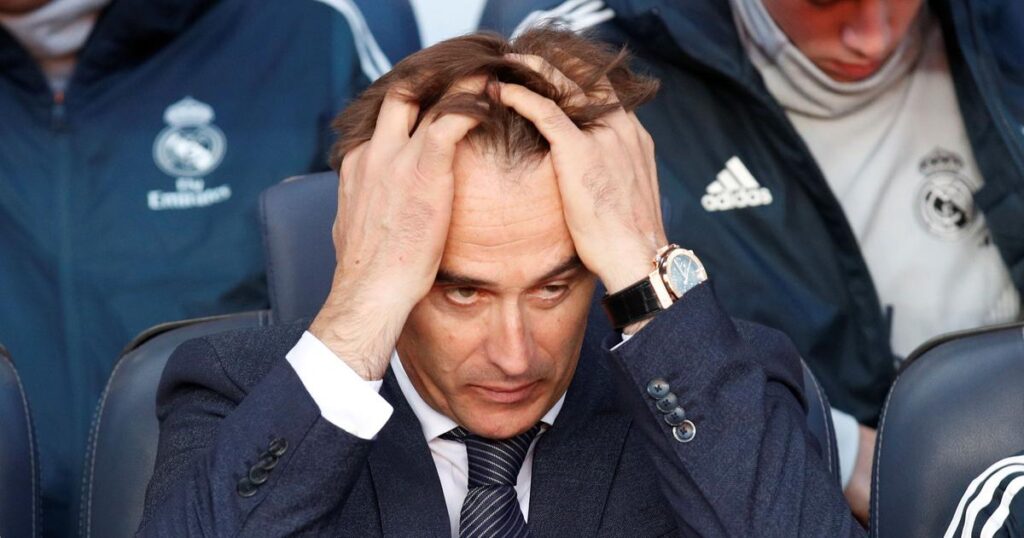 Frustrated Julen Lopetegui holds his head in his hands