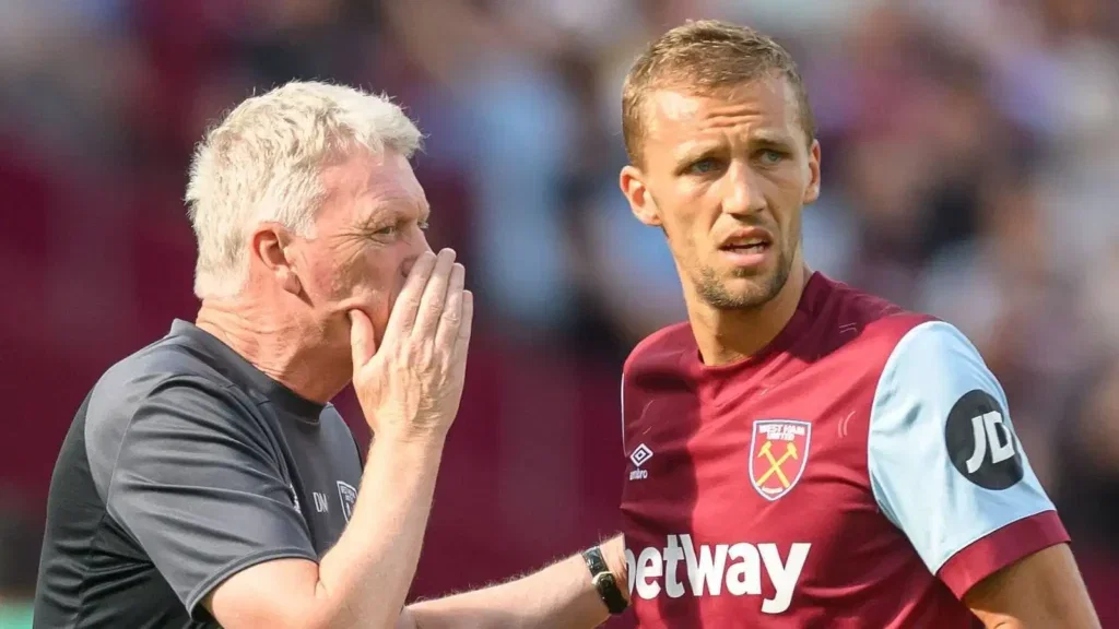 David Moyes talks to Tomas Soucek