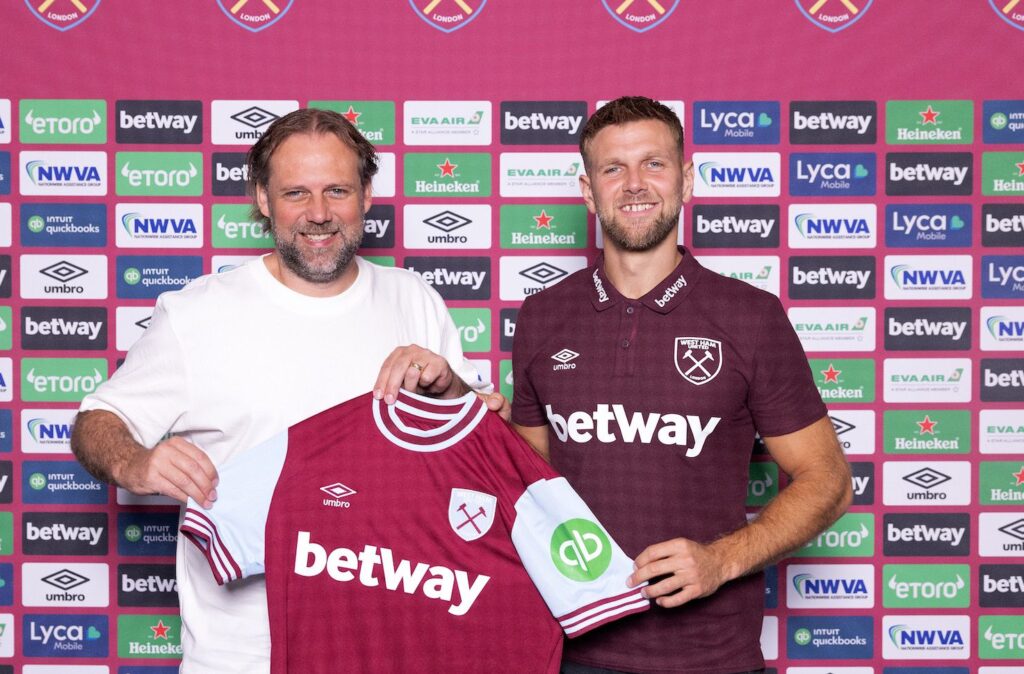 Fullkrug shows off his West Ham shirt alongside Tim Steidten