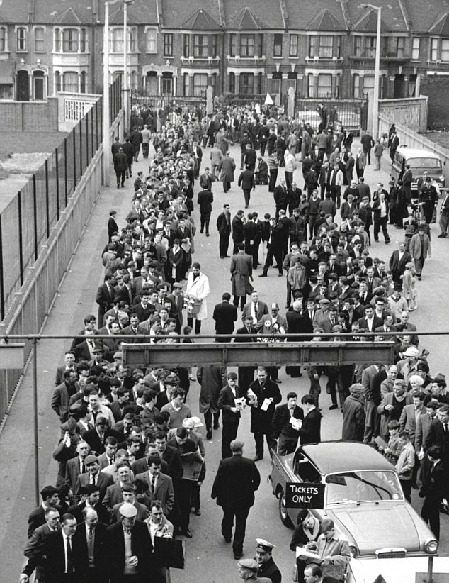 Football FA Cup 1964. Cup final tickets are sold to West Ham fans.
